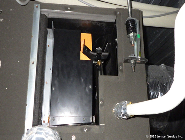 全熱交換器に新しい加湿エレメントを戻した状態。内部には黒い長方形の部品が見え、周囲には断熱材で覆われた配管がある。