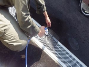 フィルターの洗浄中